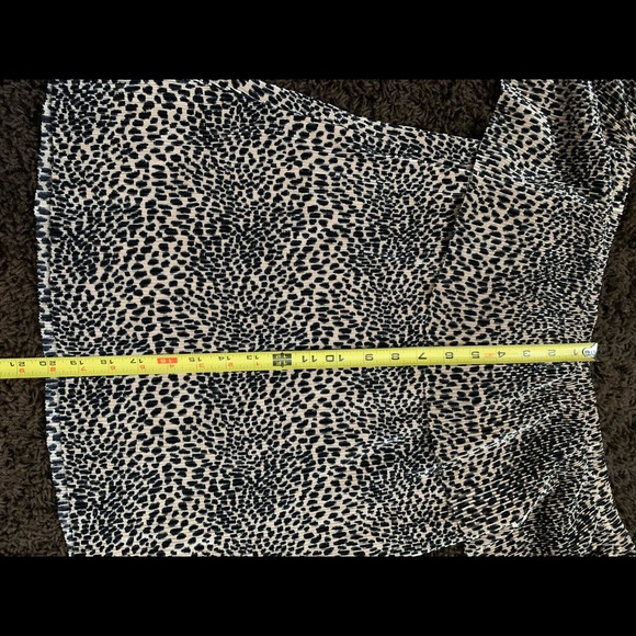 A.n.a Off Shoulder Cheetah Print Top - like new! - Picture 6 of 7
